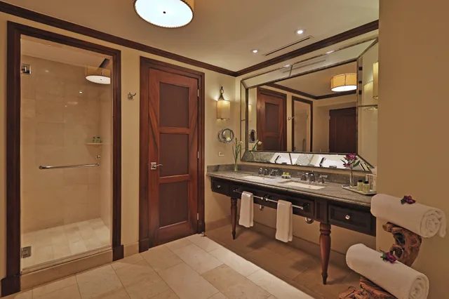 جناح بسرير فردي بإطلالة على المسبح بغرفة نوم واحدة مع دخول صالة النادي، InterContinental Costa Rica at Multiplaza Mall, an IHG Hotel 3/3