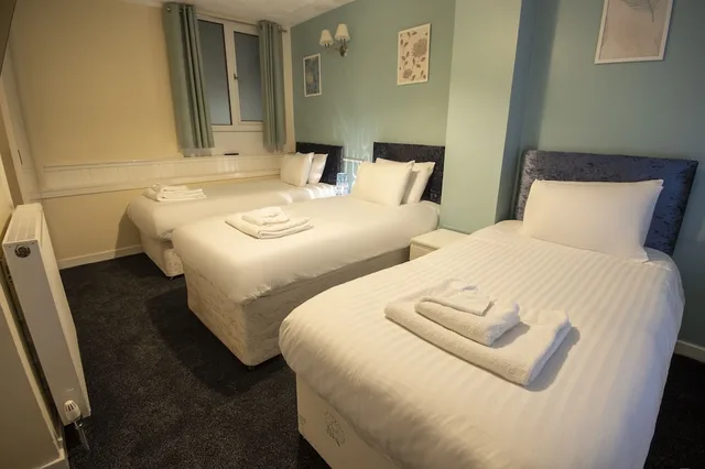 غرفة ثلاثية بثلاثة أسرّة، Irvine Riverside Guesthouse by Payman Club 1/10