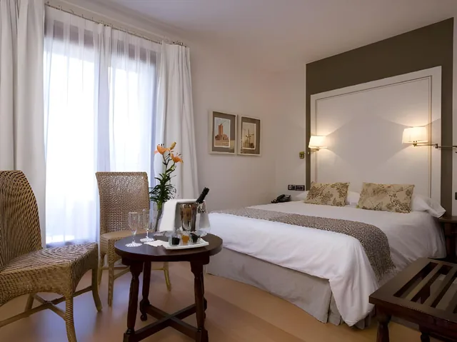 غرفة قياسية بسرير مزدوج مع أريكة، Parador de Puebla de Sanabria 2/2
