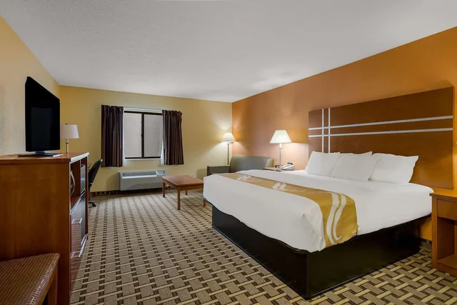 غرفة قياسية بسرير كينج مع أريكة، Quality Inn Ashland I-70 and US 250 2/5