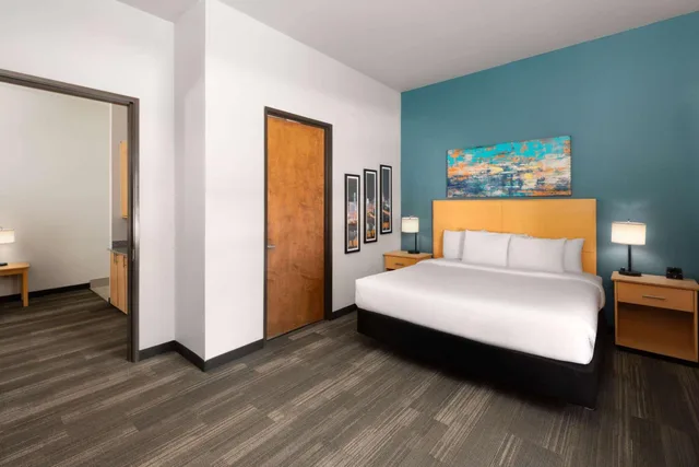 جناح عائلي ديلوكس بسرير كينج مع أريكة، La Quinta Inn & Suites by Wyndham Austin NW/Lakeline Mall 2/4