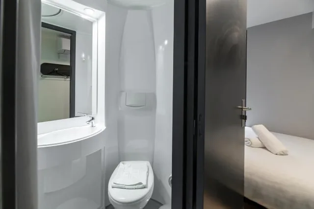 Standard, Double Bed, No Window، easyHotel London Victoria 9/10