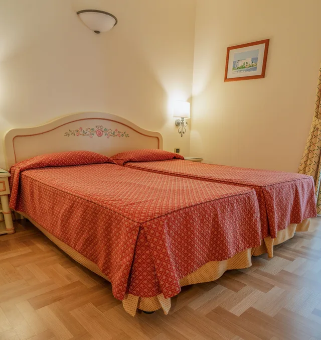 غرفة قياسية بسرير كوين بإطلالة على الفناء، Grande Albergo 5/7