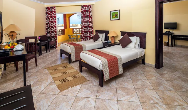 غرفة عائلية بسرير كينج وسرير فردي بإطلالة جزئية على البحر، Casa Mare Resort 6/10