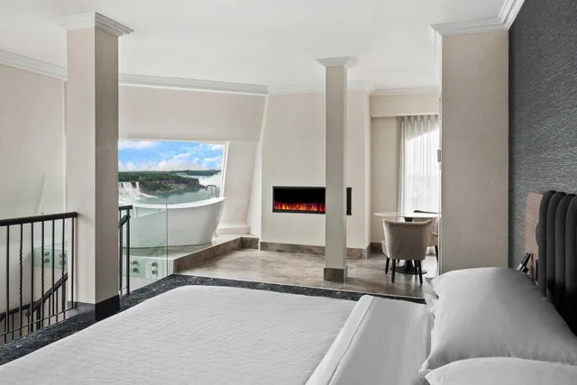 1 Bedroom, Presidential, Bi Level, Suite, King Bed, Falls View, Sofa, Corner، Sheraton Fallsview Hotel 2/3