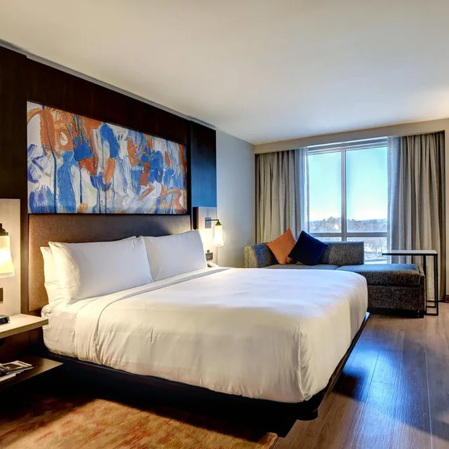Room, King Bed, Sofa, Concierge Level، Tulsa Marriott Southern Hills 1/6