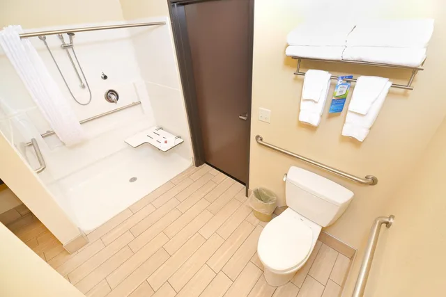 جناح لذوي الإعاقة، Baymont by Wyndham Grand Forks 6/9