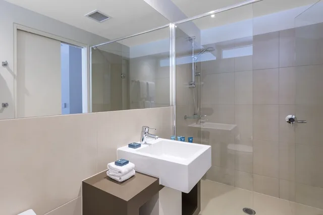 شقة بسرير كينج بإطلالة على البحر بغرفة نوم واحدة مع أريكة، Wyndham Resort Torquay 3/5