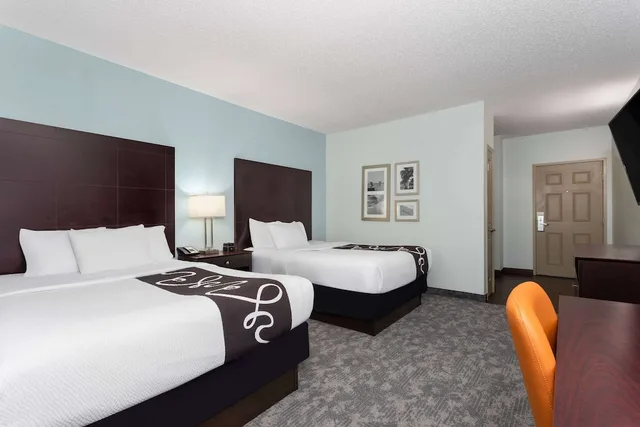 Room, 2 Queen Beds, Lake View, La Quinta Inn & Suites by Wyndham Bonita Springs Naples N. 6/9