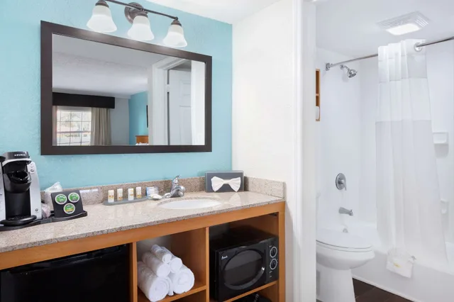 Courtyard, Deluxe, 2 Queen Beds, Pool View، La Quinta Inn By Wyndham Cocoa Beach Port Canaveral 5/5