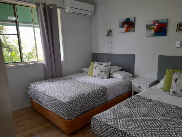 شقة بسرير كوين وسريرين منفصلين بإطلالة على المرسى بغرفتي نوم، Airlie Apartments 3/8