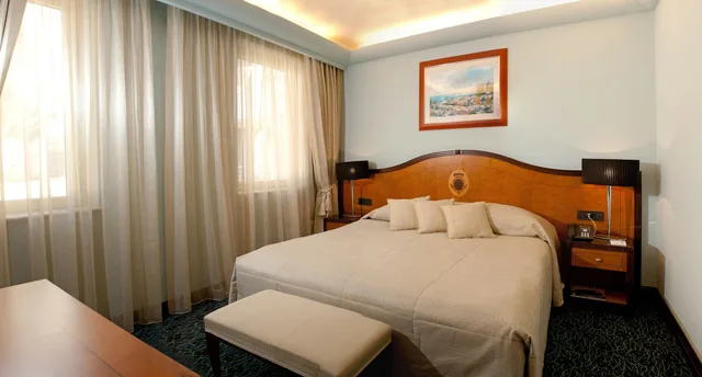 جناح جونيور بسرير مزدوج بشرفة بغرفة نوم واحدة بإطلالة جزئية على البحر مع أريكة، Hotel More Dubrovnik - Adults Only 4/10