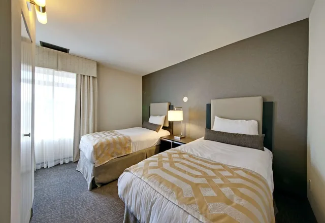2 Bedrooms, Coast, Premium, Suite, 3 Beds، Coast Kamloops Hotel And Conference Centre 2/3
