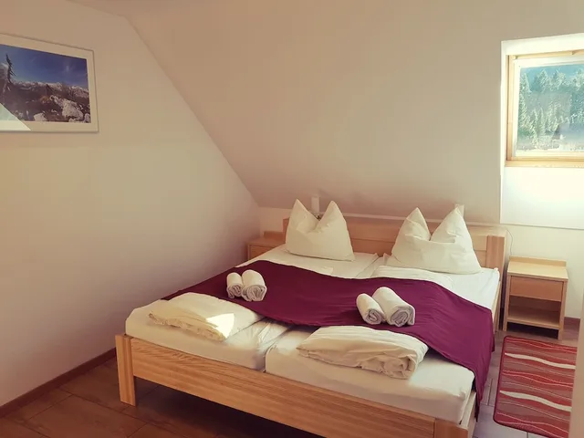 غرفة رباعية بسرير كينج وسريرين منفصلين بإطلالة على الجبل بشرفة، Hotel Gasperin 1/10