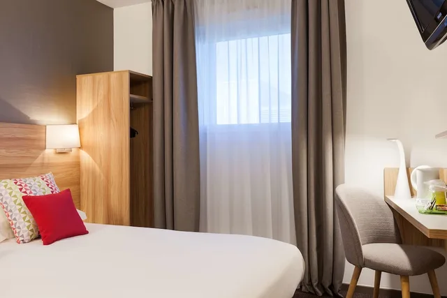 Standard, Double Bed, Hotel Campanile Metz Nord - Talange 5/10