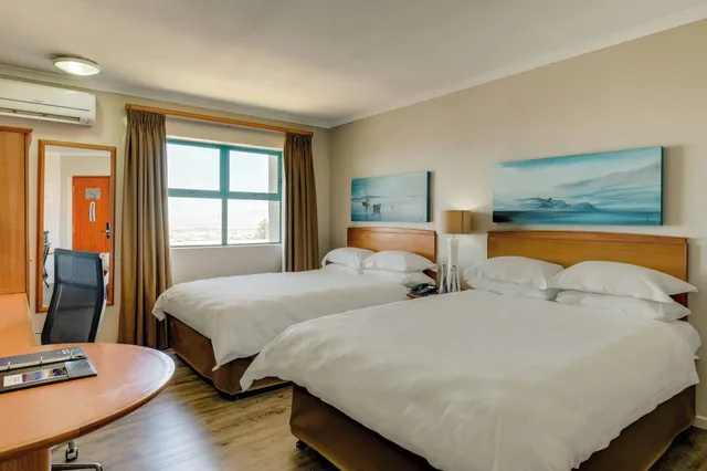 غرفة بسرير مزدوج بإطلالة على الحديقة، Protea Hotel by Marriott Cape Town Tyger Valley 5/6