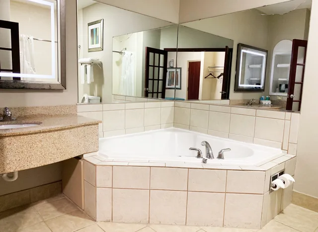 جناح بسرير كينج بحوض جاكوزي، Holiday Inn Express Hotel Suites Gainesville 3/4