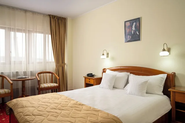 Room, Queen Bed, Palace View, Hotel Moldova 2/8