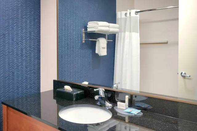 Room, 2 Queen Beds, Fairfield Inn Seattle Bellevue 2/4