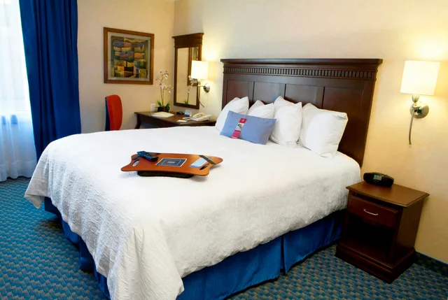 غرفة بسرير كينج، Hampton Inn & Suites Mexico City - Centro Historico 1/3