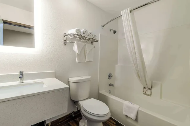 غرفة قياسية بسرير كينج، Studio6 Flagstaff, AZ 4/4