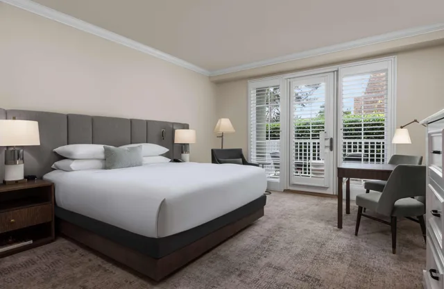 غرفة بسرير كينج بإطلالة على الحديقة، L'auberge Del Mar 1/3