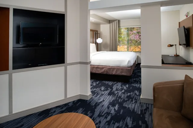 جناح بسرير كينج مع أريكة، Fairfield Inn Suites By Marriott Greensboro Wendover 3/4