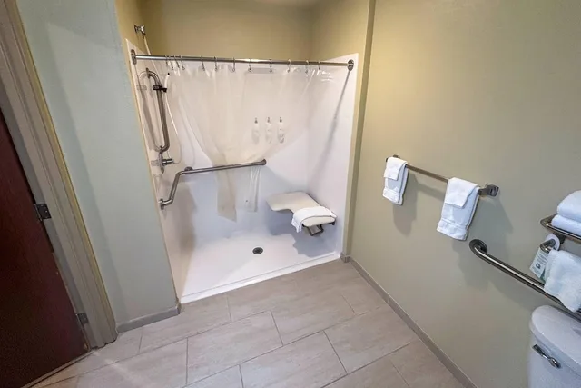 جناح بسرير كينج مع أريكة لذوي الإعاقة، Quality Inn Quinter I-70 7/7