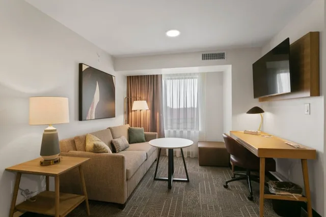 جناح بسرير كينج وسريرين كوين بغرفتي نوم مع أريكة بمطبخ، Staybridge Suites Charlotte Airport Area Tyvola An Ihg Hotel 2/2