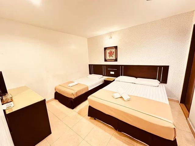 غرفة ثلاثية، Rainbow Hotel 1/1