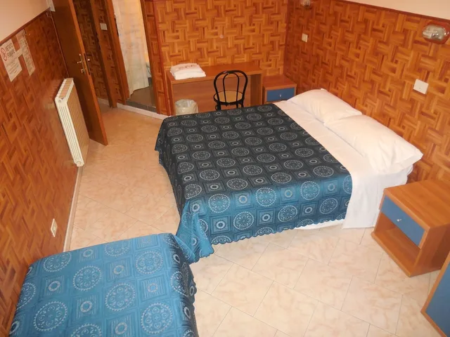 غرفة ثلاثية بسرير مزدوج وسرير فردي بحمام خاص، Hotel Cressy 3/7