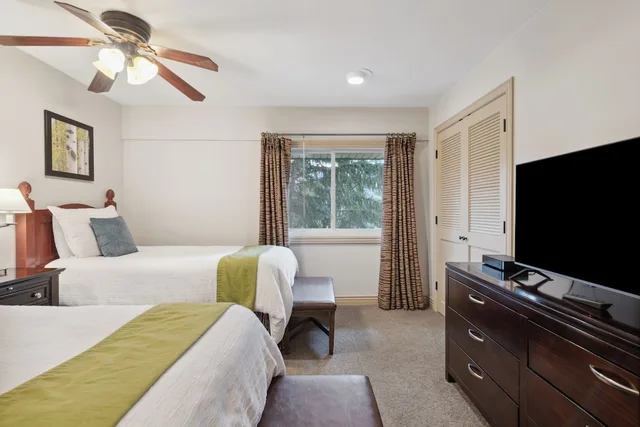 شقة سكنية قياسية بسريرين منفصلين وسرير كوين بغرفتي نوم مع أريكة، Falcon Point 4/7