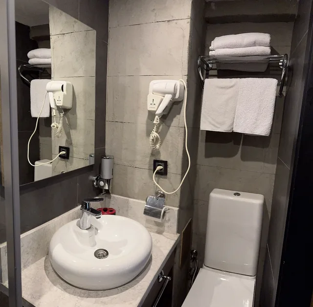 غرفة قياسية ثلاثية بثلاثة أسرّة، Elibol Hotel 1/2