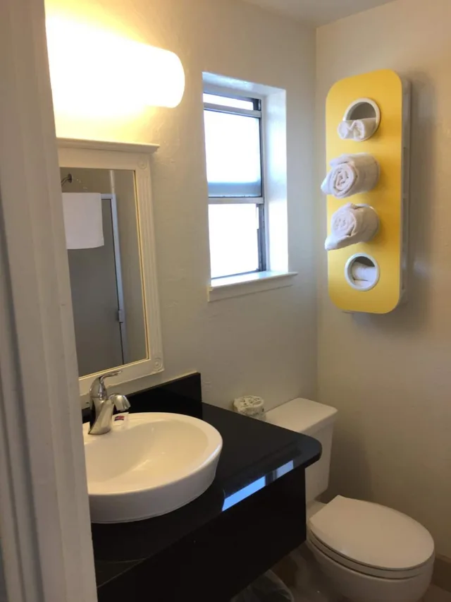 Deluxe, Suite, Multiple Beds, Partial Ocean View، Motel6 Pismo Beach, CA - Pacific Ocean 5/7
