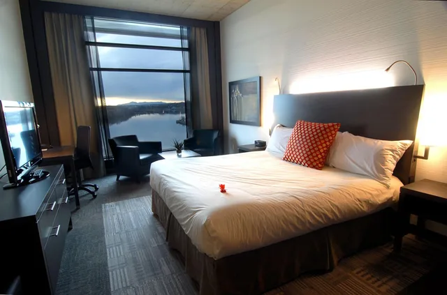 جناح عائلي بسرير كينج، Grand Times Hotel Sherbrooke 3/5