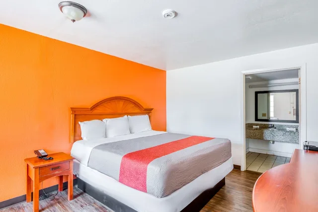 غرفة بسرير كينج، OYO Hotel Baton Rouge East I-12 Louisiana 3/6