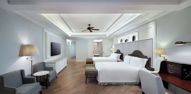 غرفة بسرير كينج بإطلالة على البحر بشرفة، The Royal Begonia A Luxury Collection Resort Sanya 5/9