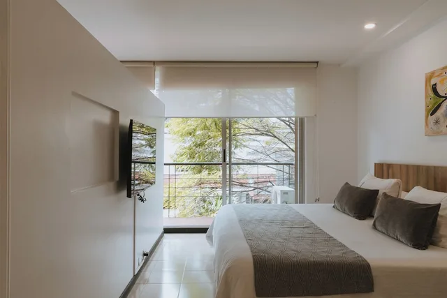 شقة بسرير كينج بشرفة مع أريكة، Travelers Apartamentos and Suites Orange Medellin 2/5