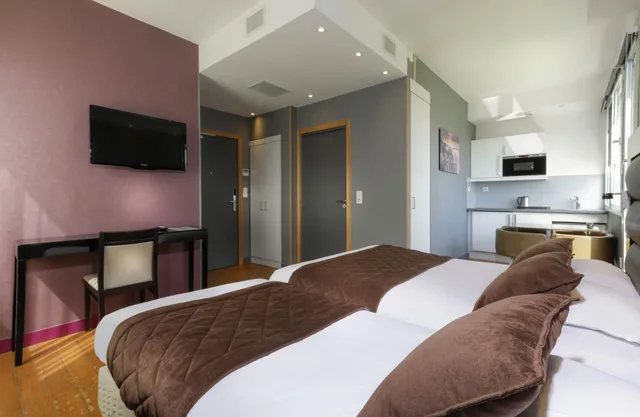 غرفة ثلاثية، AMBRE HOTEL 6/9