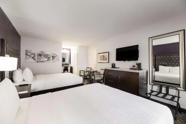 Room, 2 Queen Beds, Pool Side، Clarion Inn & Suites Across From Universal Orlando Resort 1/7