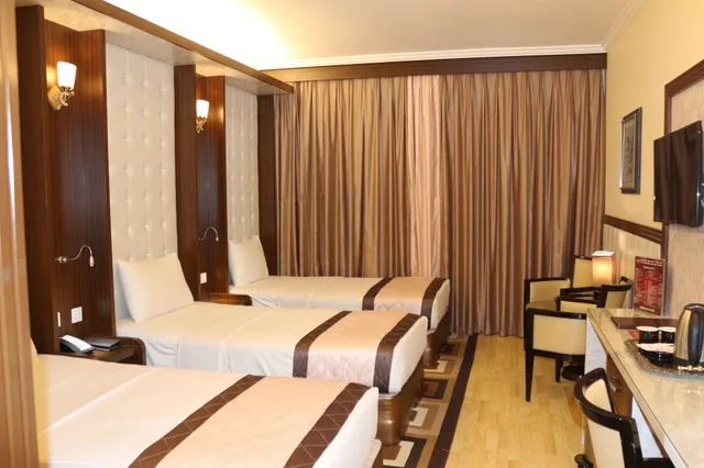 غرفة ديلوكس ثلاثية بسرير كينج وسرير فردي بإطلالة على البحر بشرفة، Al Khaleej Grand Hotel 1/6