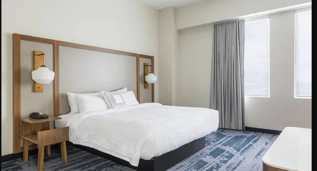 جناح ركني بسرير كينج بإطلالة على النهر بغرفتين مع أريكة، Fairfield Inn & Suites By Marriott Des Moines Downtown 1/5