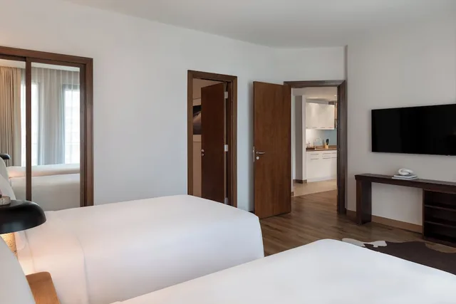 1 King 1 Double 2 Bedroom Suite Theme Park Access، Staybridge Suites Abu Dhabi Yas Island 9/10