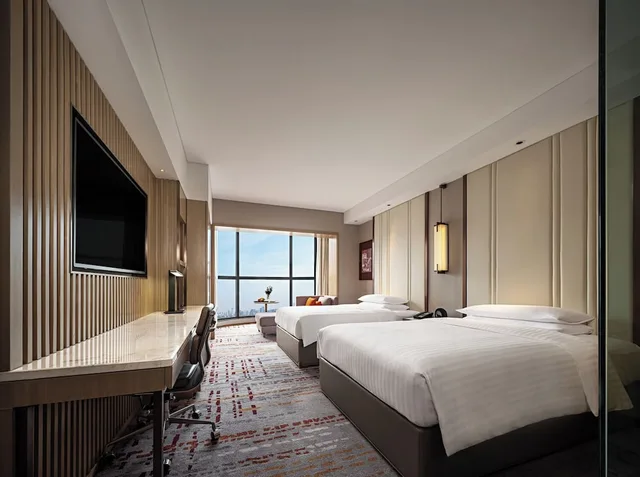غرفة تنفيذية بسريرين مزدوجين بإطلالة على المدينة، Shanghai Marriott Hotel Hongqiao 1/3