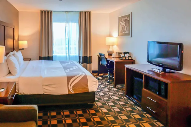 غرفة تنفيذية بسرير كينج مع أريكة، Quality Inn & Suites Georgetown - Seaford 2/4