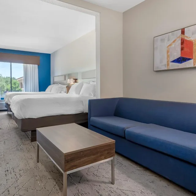 جناح بسرير كوين مع أريكة، Holiday Inn Express Suites Beeville 5/10