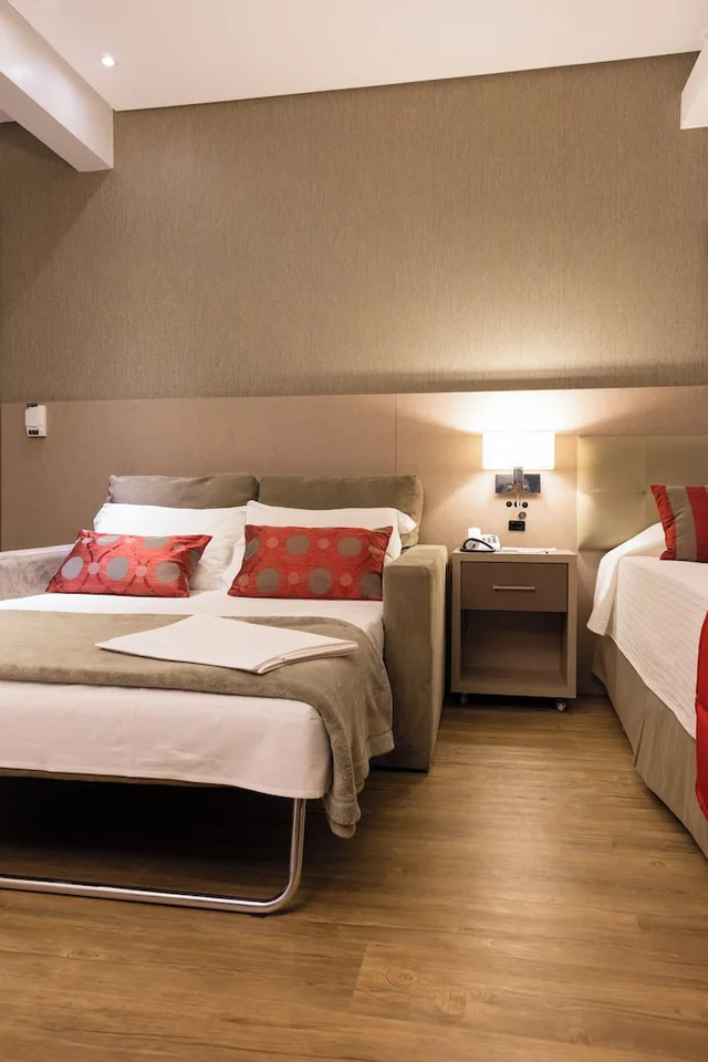 غرفة بريميوم رباعية بسرير كوين وسرير فردي مع أريكة، Faial Prime Suites 6/10
