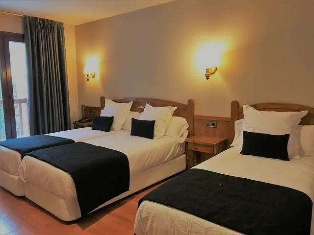 غرفة كومفورت ثلاثية بإطلالة على الجبل، Hotel & SPA Niunit 1/2