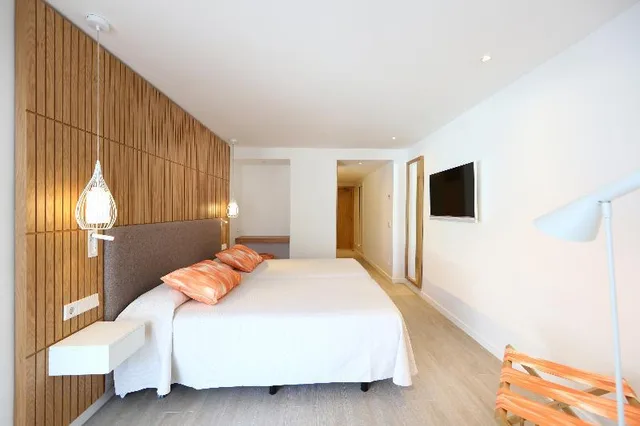 Room, Double Bed, Side Sea View، Iberostar Waves Playa de Muro 1/1