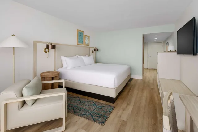 Room, King Bed, Gulf Front, Balcony، Beal House Fort Walton Beachfront Tapestry Collection Hilton 2/3